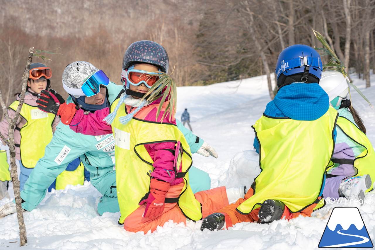 井山敬介さんと秋元日菜子さんのコンビは今年も健在！さらに、サプライズゲストも登場？！憧れのスキーヤーと一緒に雪と戯れ、『いちえ』の美味しいランチをいただく…。夢のようなイベント。めもるホールディングス presents プロスキーヤー・井山敬介さんと行く｜ダイナスティスキーリゾート